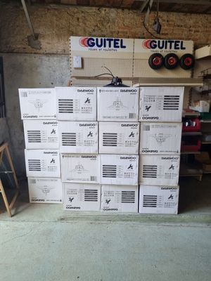 une pile de cartons empilés dans un garage