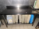 une table noire sur laquelle sont posés trois bacs