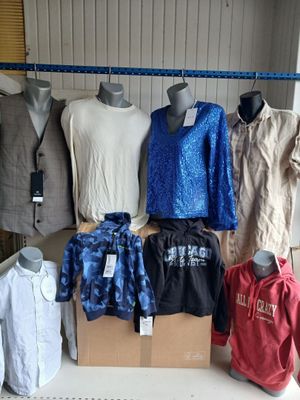 beaucoup de vêtements exposés dans un magasin