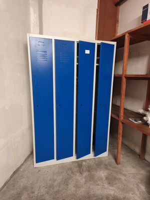 un casier bleu dans un coin de la pièce