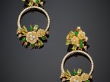 une paire de boucles d'oreilles à clip en or, émail et diamants