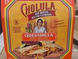 une boîte de quesadillas posée sur une table