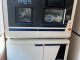 une machine qui se trouve dans le coin d'une pièce