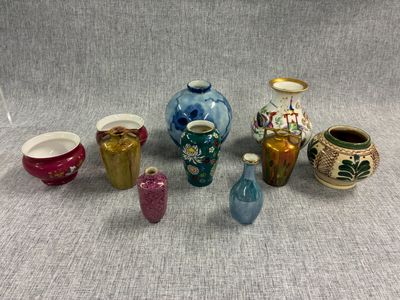 un grand nombre de vases posés sur une table