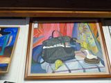 une photo représentant un tableau et un sac à main accrochés au mur