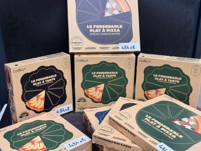 six boîtes de pizza posées les unes à côté des autres sur une table