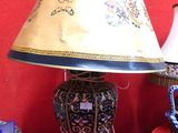 une lampe posée sur une table recouverte d'une nappe rouge