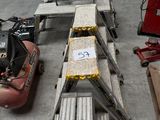 beaucoup de cartons par terre à côté d'un chariot élévateur