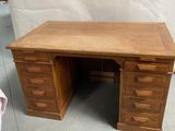 un bureau en bois avec deux tiroirs et un tiroir en dessous
