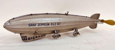 une petite maquette d'avion posée sur une surface blanche