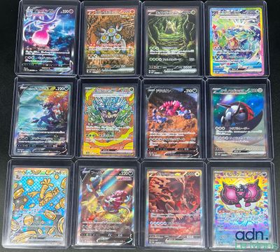 gros plan d'une collection de cartes pokemon sur une table