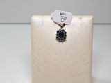 une petite boîte blanche ornée d'une petite fleur noire