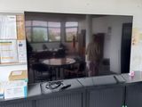 une télévision à écran plat posée sur un meuble dans une pièce