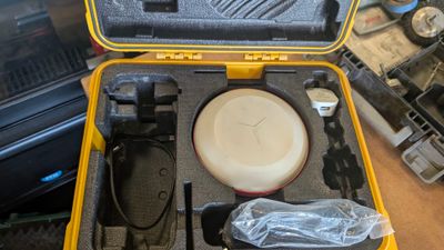 une mallette jaune contenant des outils, posée sur une table