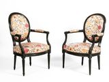 paire de fauteuils de style Louis XVI avec assises rembourrées à motifs floraux