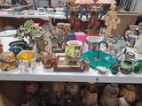 une table sur laquelle sont disposés des vases et d'autres objets exposés