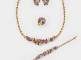 un ensemble composé d'un collier, d'un bracelet et de boucles d'oreilles en or, serti de pierres multicolores