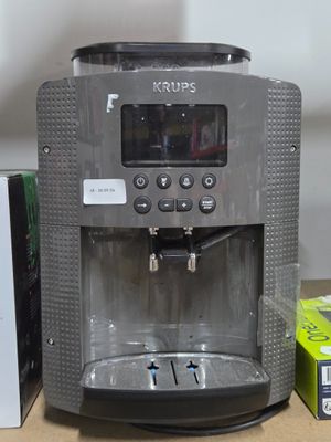 une cafetière posée sur une table à côté d'une boîte de café