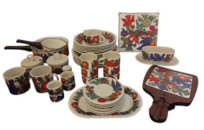 Il y a toutes sortes d'assiettes et de tasses sur cette table.
