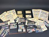 une collection de timbres et des timbres exposés sur une table