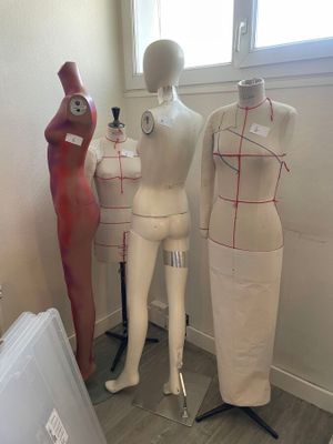 trois mannequins dans une pièce avec une fenêtre