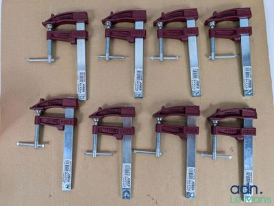 six pinces sont posées sur un morceau de carton posé sur une table