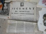 beaucoup de papiers par terre avec des photos de personnes