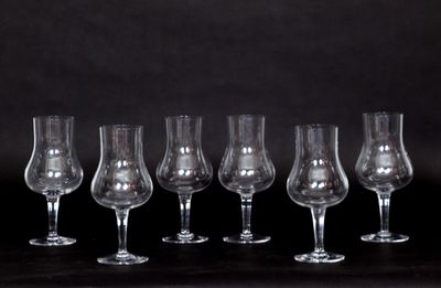 Suite de six verres à dégustation en cristal incolore, le ba…