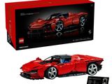 La voiture de sport Ferrari en Lego rouge se trouve dans une boîte rouge.