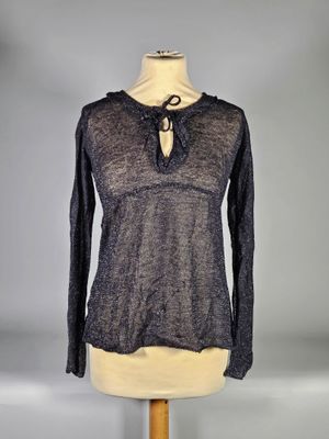 une photo d'un mannequin vêtu d'un haut noir