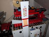 une photo d'une machine sur laquelle se trouve un rouleau de ruban adhésif