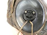 un gros plan d'un gant muni d'un bouton