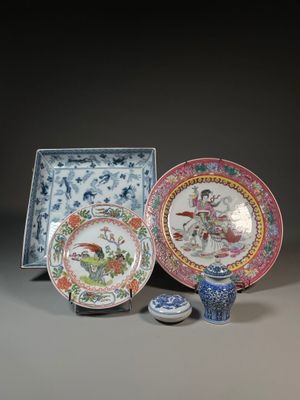trois assiettes chinoises et un bol orné d'un oiseau
