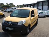une camionnette jaune garée sur un parking à côté d'autres voitures
