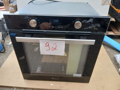 un four noir posé sur une boîte en carton