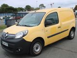une camionnette jaune garée dans un parking