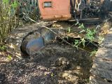un bulldozer qui est à l'arrêt dans la terre