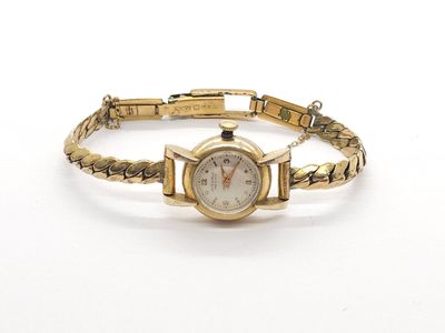 une image représentant une montre-bracelet pour femme montée sur un bracelet en or