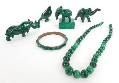 plusieurs bijoux verts, dont une bague, un bracelet et une figurine d'éléphant