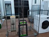 de nombreux appareils électroménagers dans une pièce équipée d'une tente
