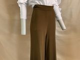 un pantalon marron à jambes larges et une chemise blanche sur un mannequin, un mannequin, un mannequin, un mannequin, un mannequin, un mannequin, un mannequin, un mannequin, un mannequin