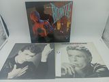 trois albums vinyles de David Bowie exposés dans une vitrine