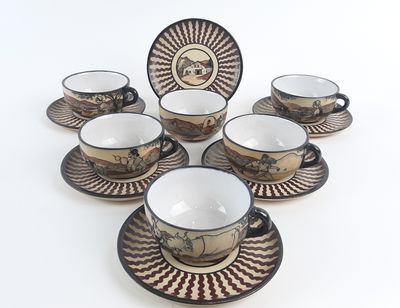six tasses et soucoupes empilées les unes sur les autres