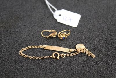 Gros plan sur un bracelet en or portant une étiquette