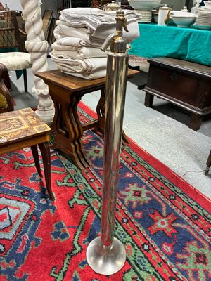 une photo présentant une vitrine de meubles anciens dans un magasin