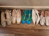 Plusieurs paires de chaussures sont alignées en rangée sur le sol