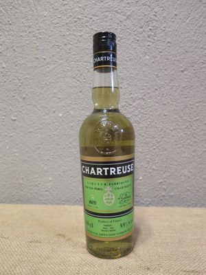 la bouteille est vide, posée sur la table près du mur
