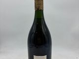 l'image d'une bouteille de vin posée sur une table