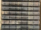 une boîte remplie de vieux livres posée sur une table