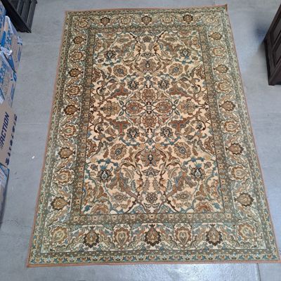 un grand tapis posé sur le sol d'une pièce
